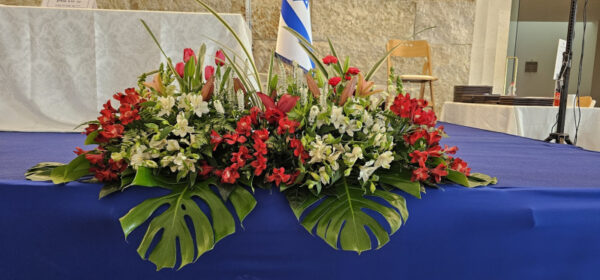 סידור במה אדום לבן מעוצב