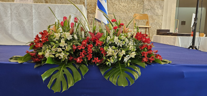 סידור במה אדום לבן מעוצב
