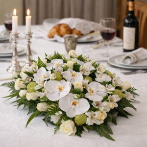 סידור פרחים לבן אלגנטי לשולחן שבת