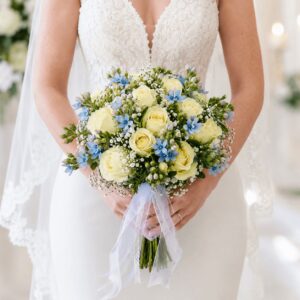זר כלה אלגנטי בגווני לבן ותכלת